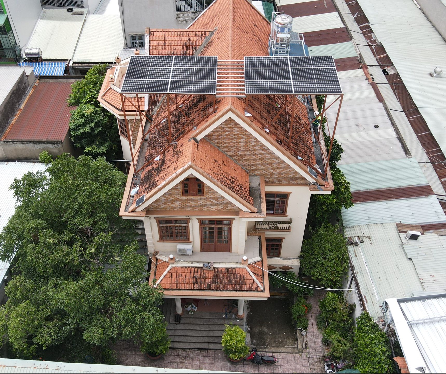 Photo inspiration: Visual Reference: Tan Phu Villa With A Modern Rooftop Solar System
